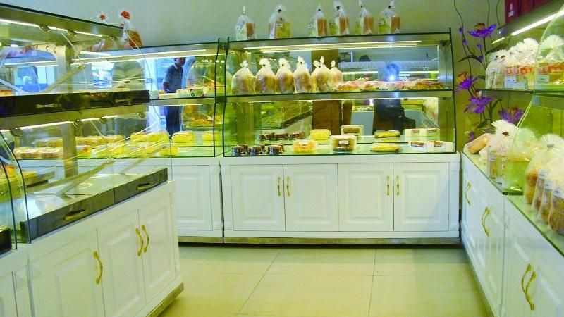 Wooden Base Cake Display Shelves/Island Showcase for Bread Shop/Bakery