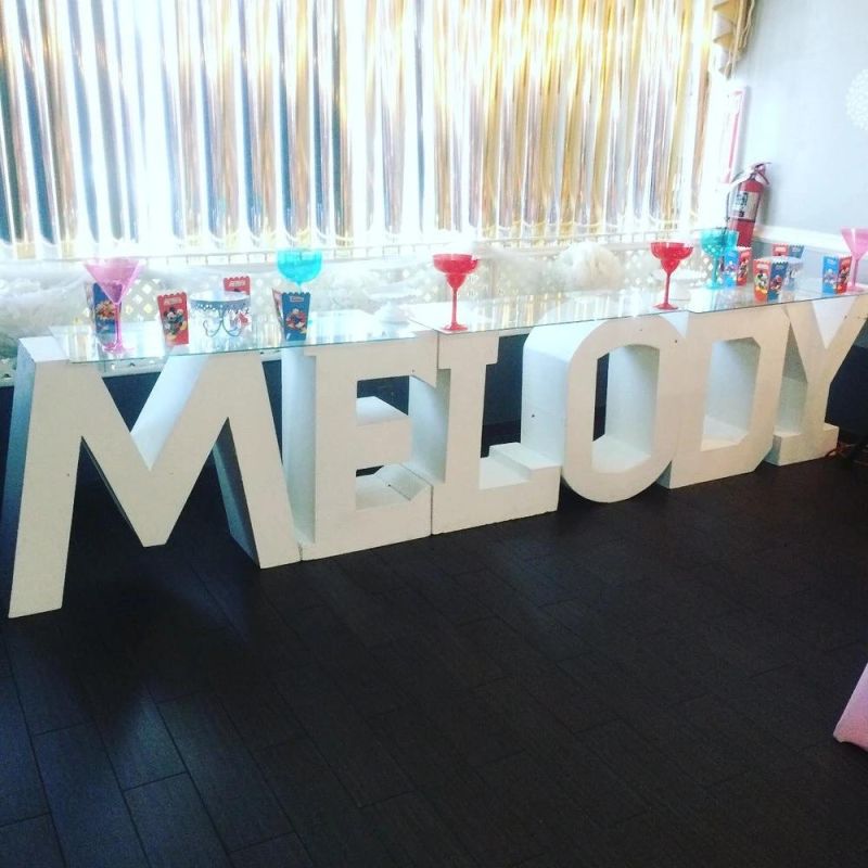 Popular Wedding Event Use White Letter Cake Table Decor with Glass Top