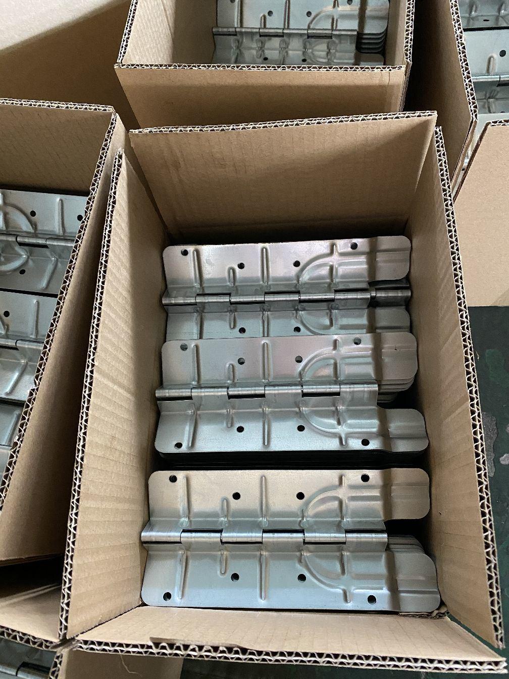 China Custom Metal Stamping Sheet Metal Galvanized Steel Pallet Collar Hinges for Wooden Crate